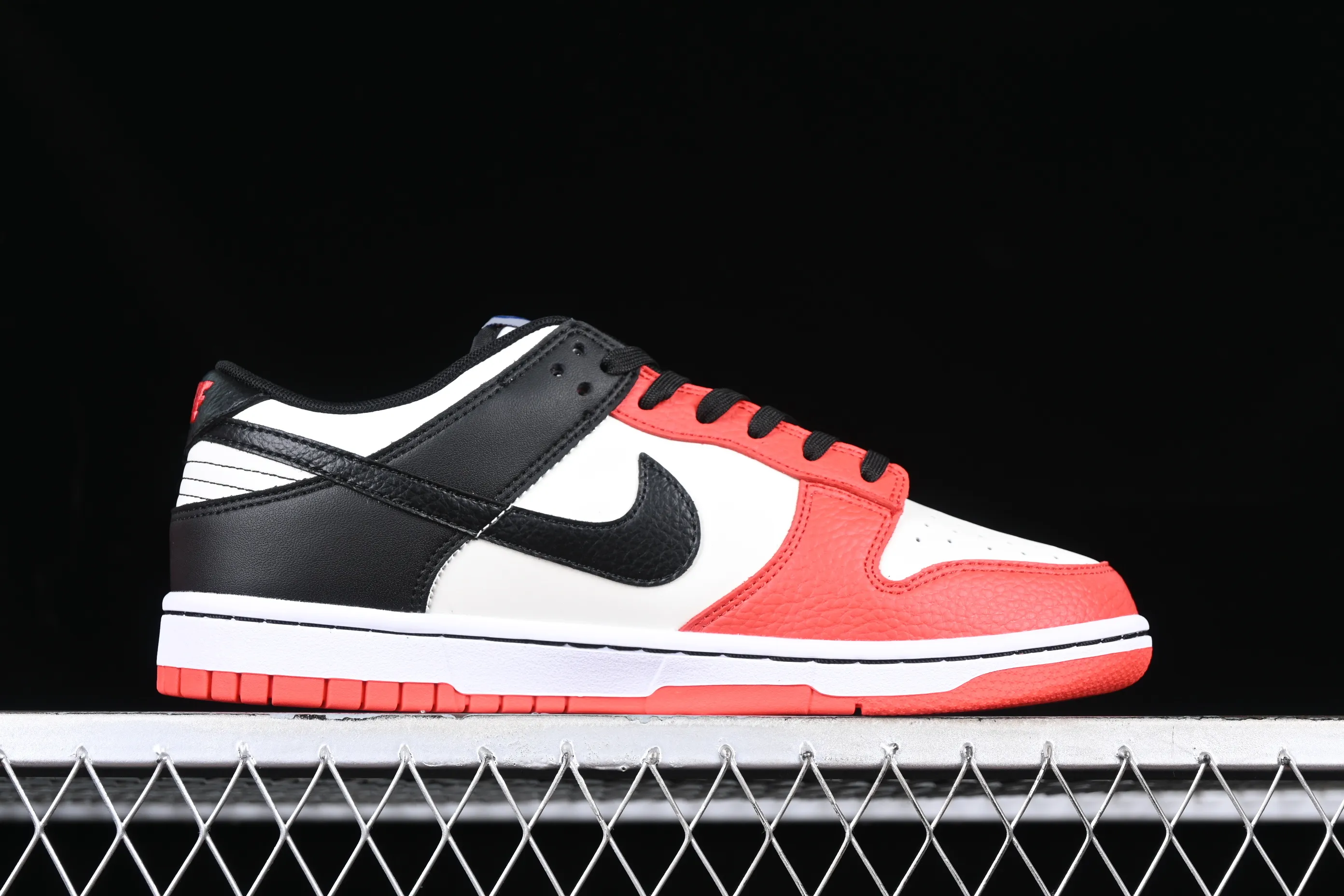 All categories Nk SB Dunk Series Nk SB Dunk Low low-top sneakers NBA x Nk Dunk Low EMB '75th Anniversary' NBA joint SB smashing backboard low-top sneakers DD3363-100